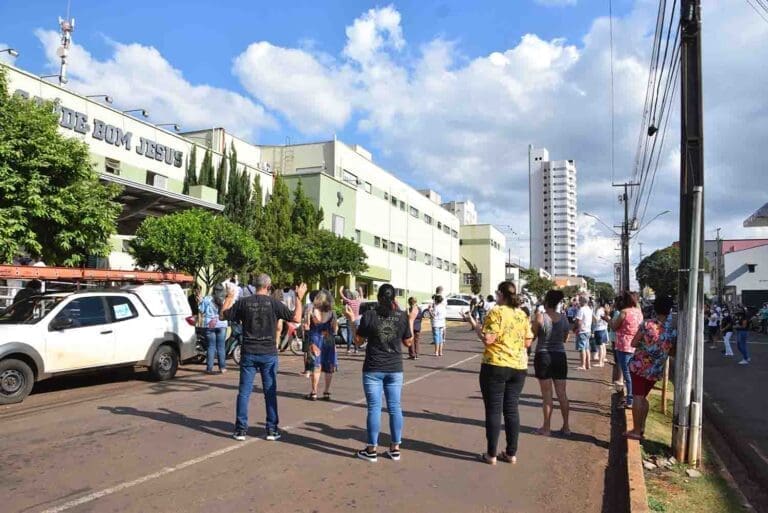 Fieis cantam e oram para enfermos e trabalhadores da saúde, em Ivaiporã