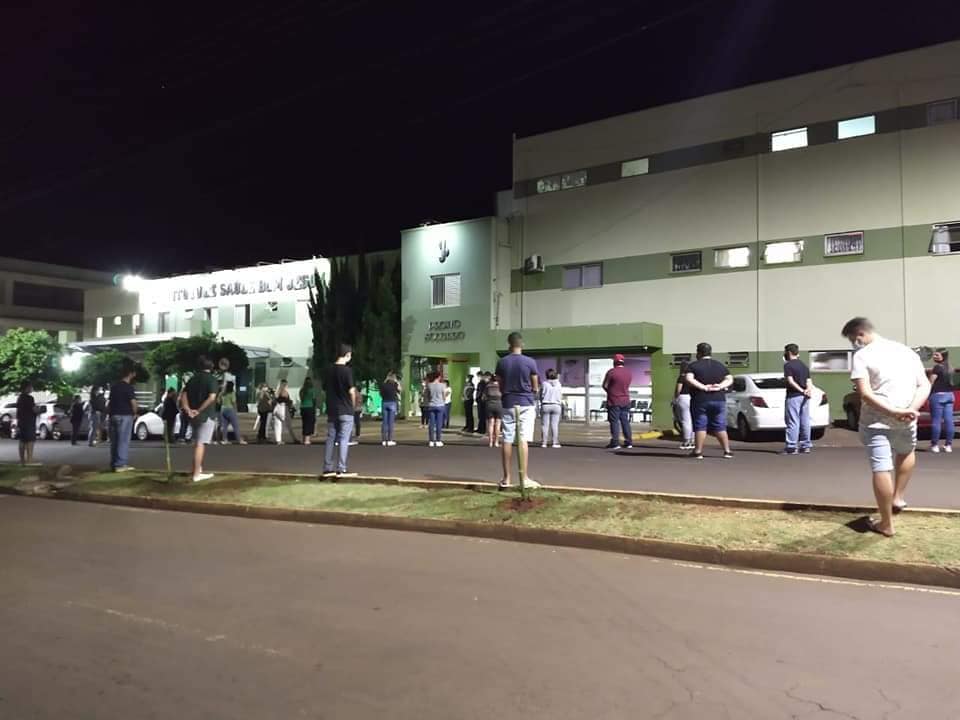 Emocionados, amigos de Reginaldo Kczan rezam em frente a hospital