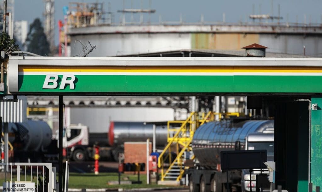 Petrobras reduz preço do diesel nas refinarias em R$ 0,08