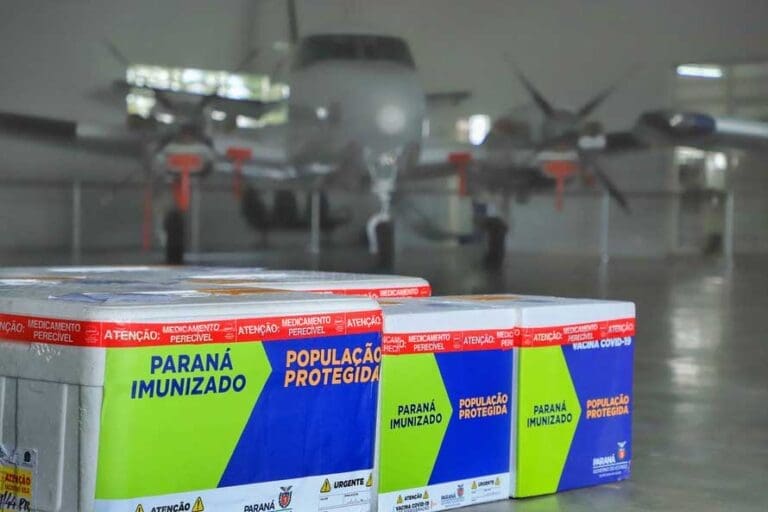 Paraná recebe lote com 368 mil doses de vacinas da Covid-19