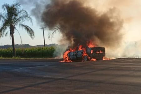 Carro pega fogo na PR-466 no trevo de Lidianópolis