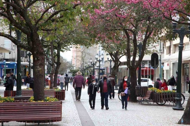 Decreto estende horário de funcionamento do comércio e reduz toque de recolher