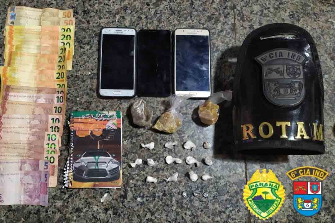 PM flagra tráfico de drogas em casas vizinhas, em Jardim Alegre