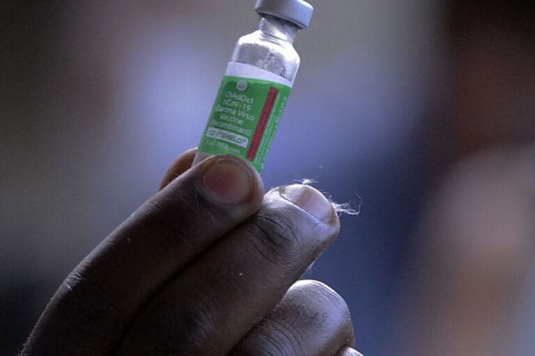 Bio-Manguinhos produz 900 mil doses de vacina contra covid-19 por dia
