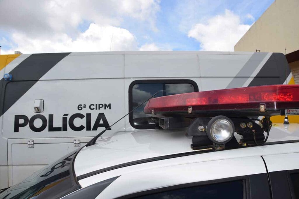 Policial ajuda mãe a salvar bebê de 18 dias engasgado