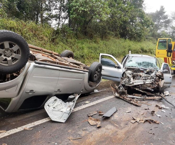 Acidente entre dois carros deixa cinco feridos na BR-376