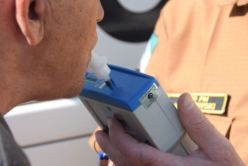 Homem é preso por embriaguez ao volante após bater carro em poste