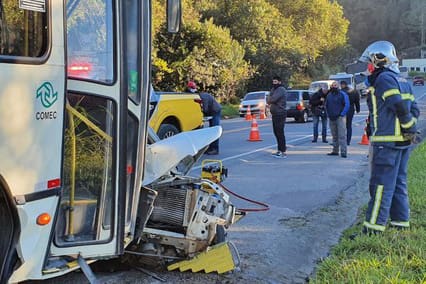 Motorista de carro morre em colisão com ônibus