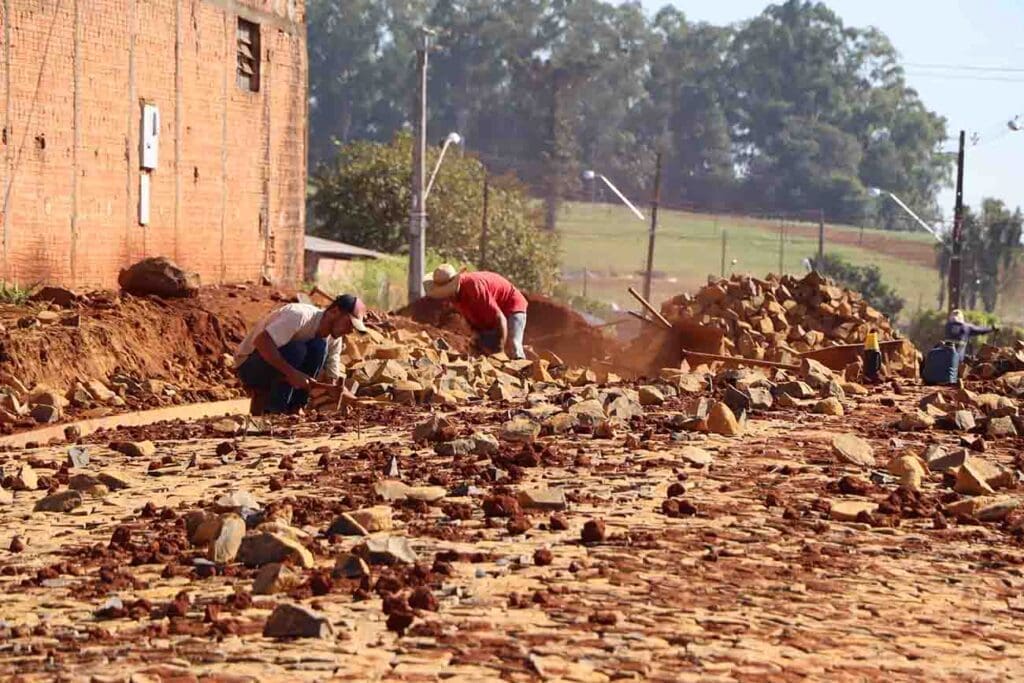 Seguem as obras de pavimentação com pedras irregulares em Ivaiporã