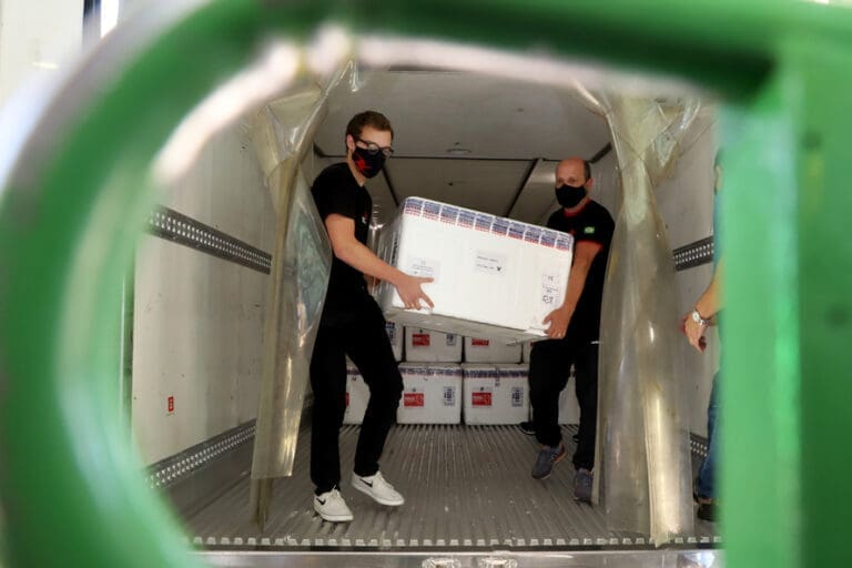 Paraná recebe mais 242 mil doses de vacina contra Covid nesta quinta