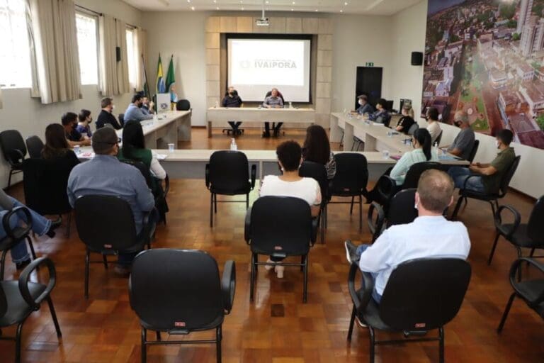 Carlos Gil se reúne com diretores e anuncia licença por 35 dias