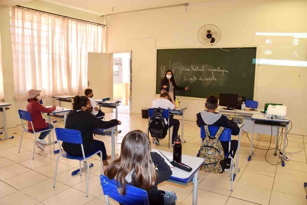 Aulas presenciais nas escolas da rede estadual do NRE de Ivaiporã iniciaram nesta segunda-feira