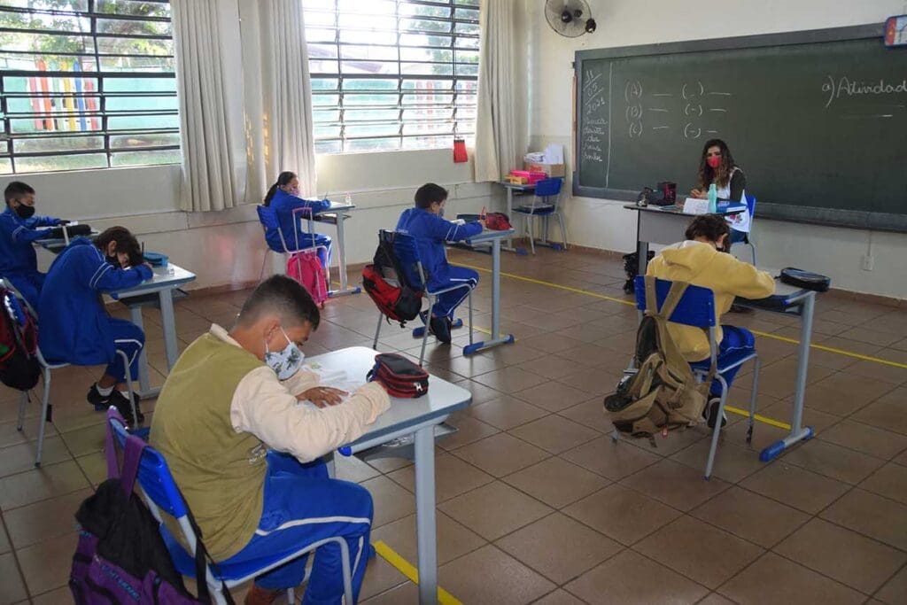 Alunos voltam às salas de aula em Ivaiporã