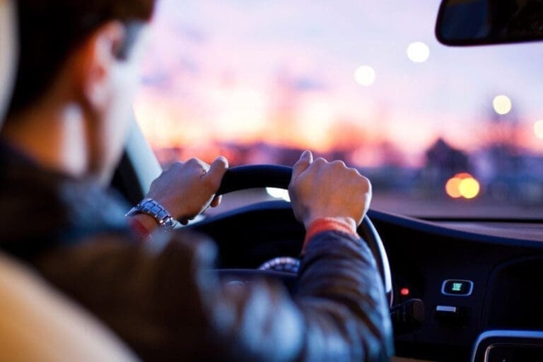 adolescente dirigindo carro