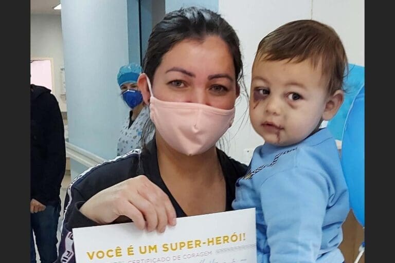 Bebê ferido em ataque a creche de SC recebe alta no Dia das Mães
