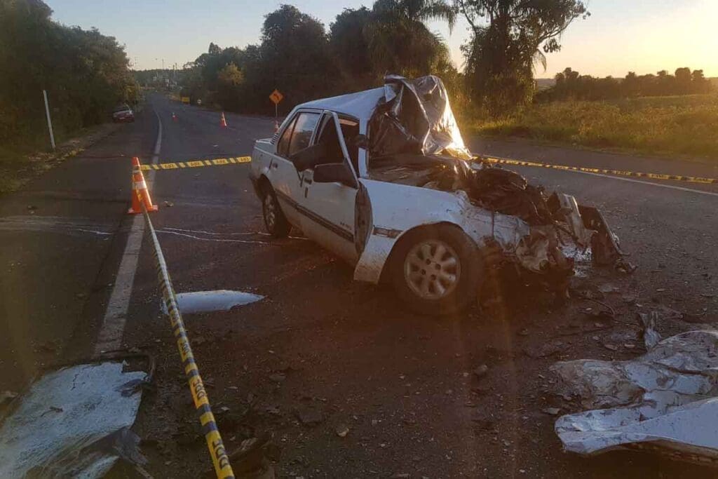 Homem morre em grave acidente entre três veículos na BR-373