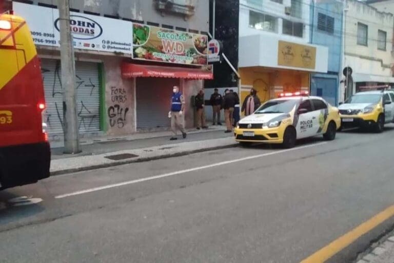 Por ciúmes do ex, mulher ataca vizinha com mordidas e caso vai parar na polícia