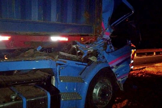 Motorista morre após colisão traseira entre caminhões, em Ortigueira