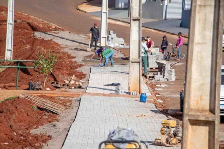 Jardim Alegre realiza calçamento no entorno do Lago Ângelo Santini