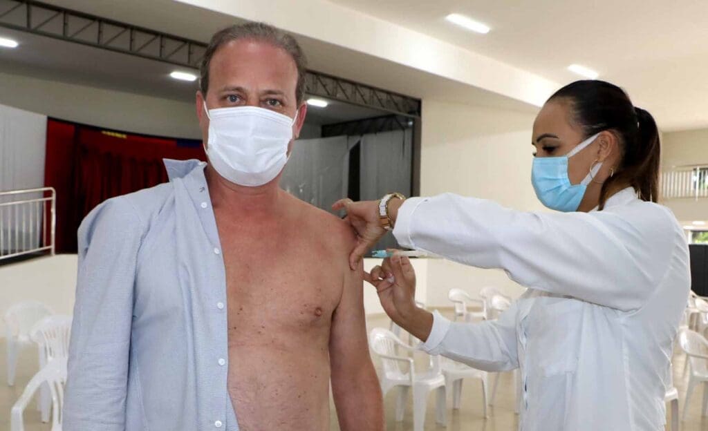 Prefeito de Ivaiporã e presidente da Câmara tomam 1ª dose da vacina