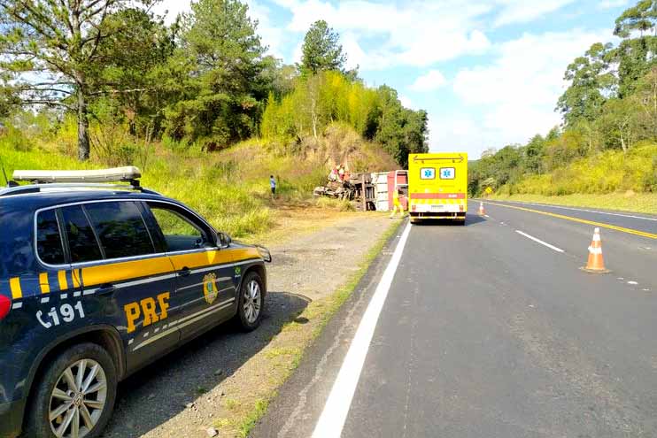 Motorista de carreta morre após bater em barranco na BR-376