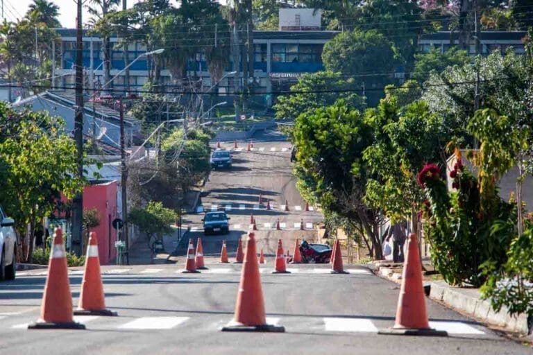 Prefeitura de Jardim Alegre revitaliza pintura da sinalização das ruas