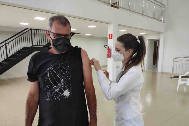 Ivaiporã vacina pessoas com 55 anos de idade