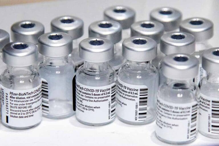 Covid-19: novo lote de vacinas da Pfizer chega ao Brasil