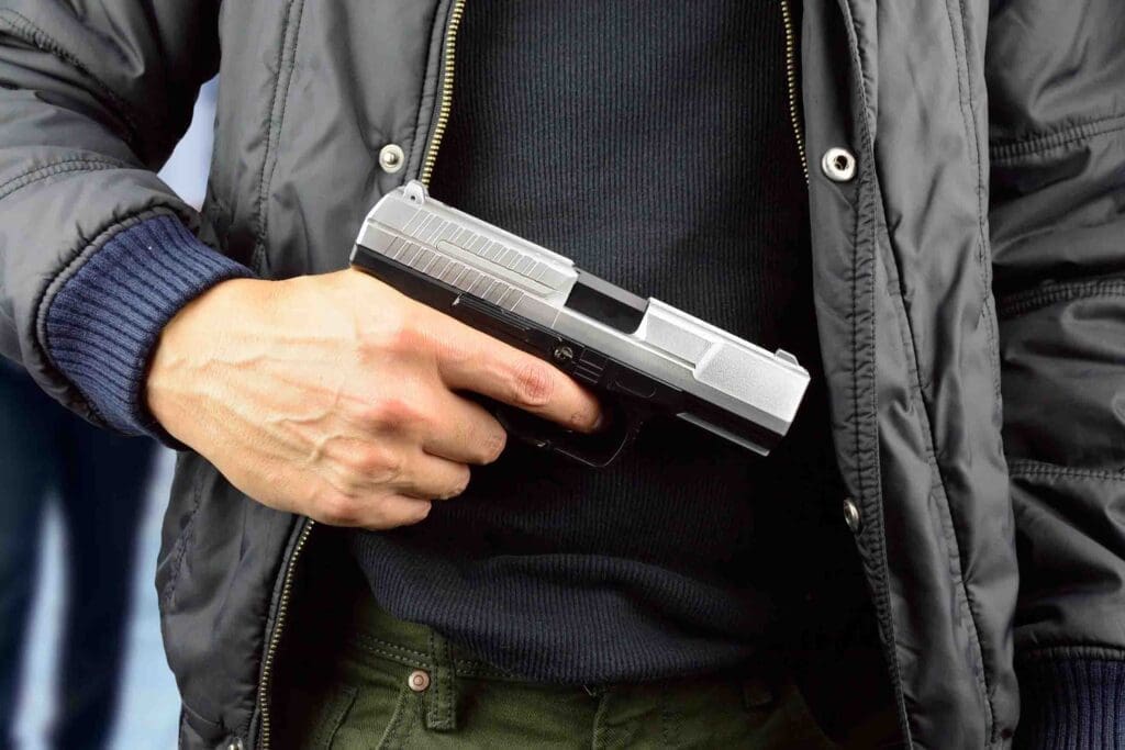 Homem é acusado de cobrar dívida armado com revólver