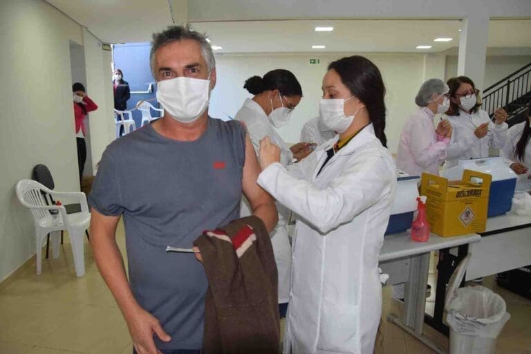 Pessoas com 52 e 51 anos recebem vacina contra coronavírus