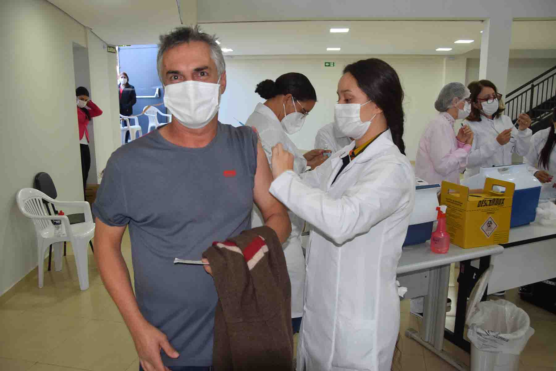 Pessoas com 52 e 51 anos recebem vacina contra coronavírus