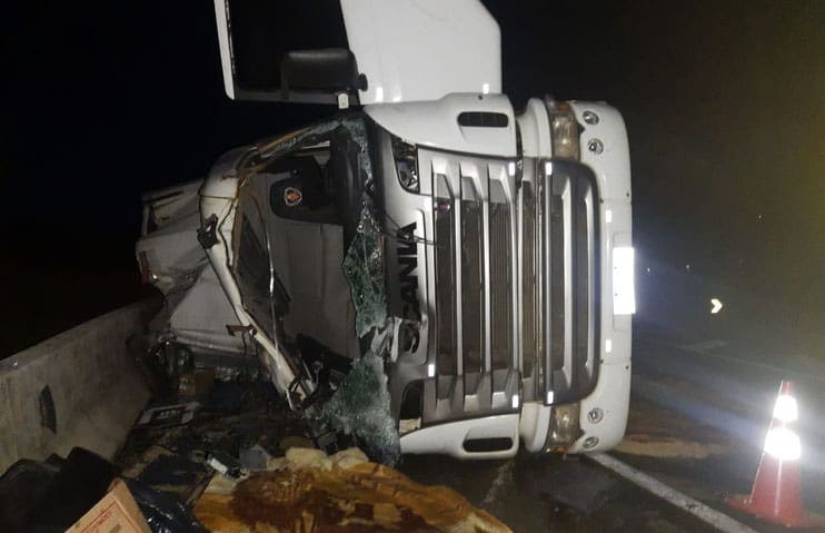 Motorista de carreta morre em acidente na Serra do Cadeado