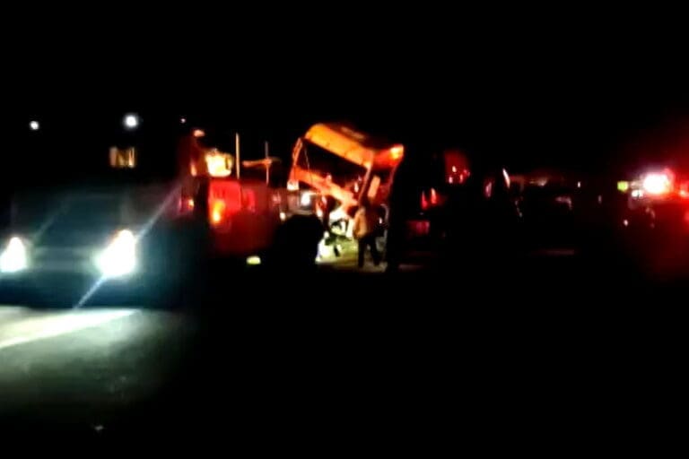 Acidente envolve três carretas na BR-376