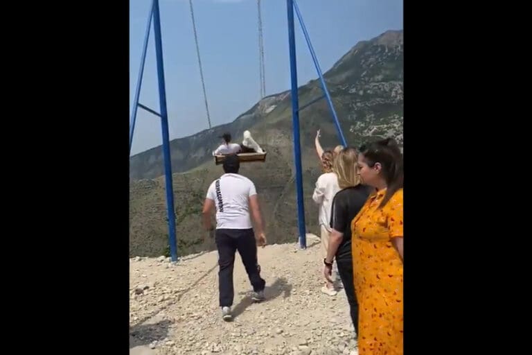 Mulheres despencam de balanço em penhasco e sobrevivem