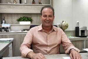 Prefeito Carlos Gil reassume cargo após licença não remunerada