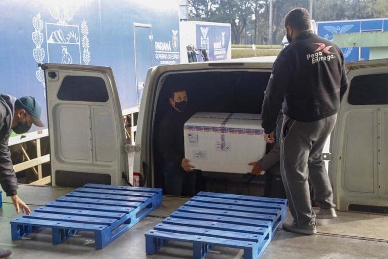 Paraná recebe 548 mil vacinas contra a Covid-19