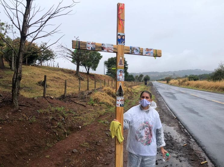 Avó carrega cruz para pagar promessa pela vida dos netos