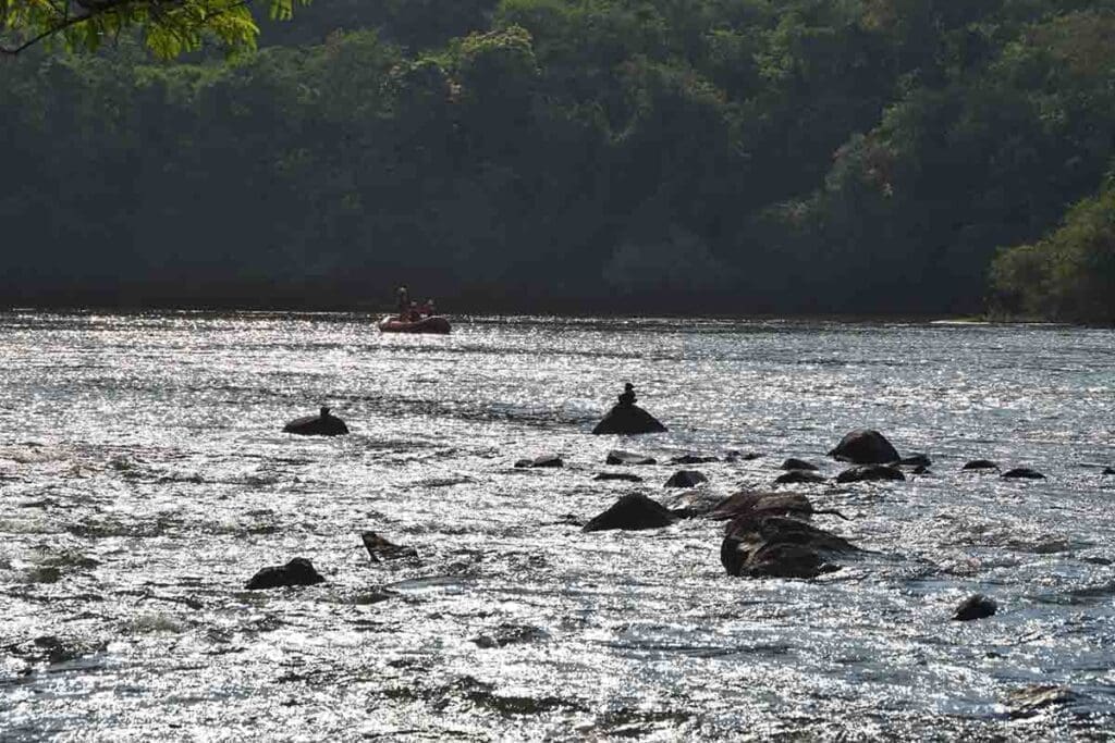 Embarcação com 9 pessoas desaparece no Rio Ivaí