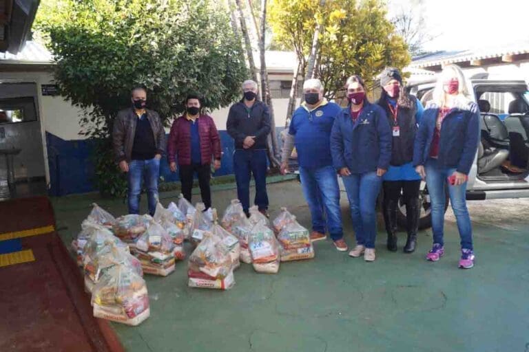 Univale repassa 31 cestas básicas para campanha do Rotary de Jardim Alegre