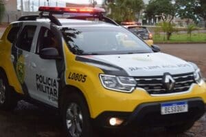 Portão de entrada danificado em prédio público na região central de Ivaiporã