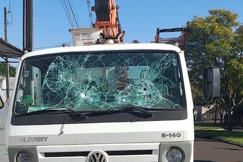 Revoltado com corte de energia da casa, morador destrói carro da Copel