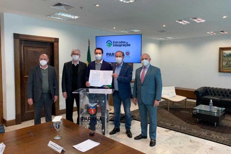 Ratinho Júnior e Carlos Gil assinam convênio de mais de R$2 milhões