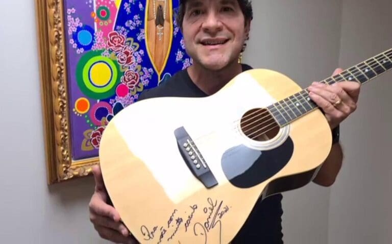 Lar Santo Antônio de Ivaiporã vai rifar violão autografado pelo cantor Daniel, assista