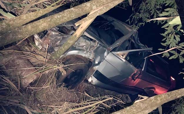 Casal é socorrido com ferimentos em acidente de carro na PR-466