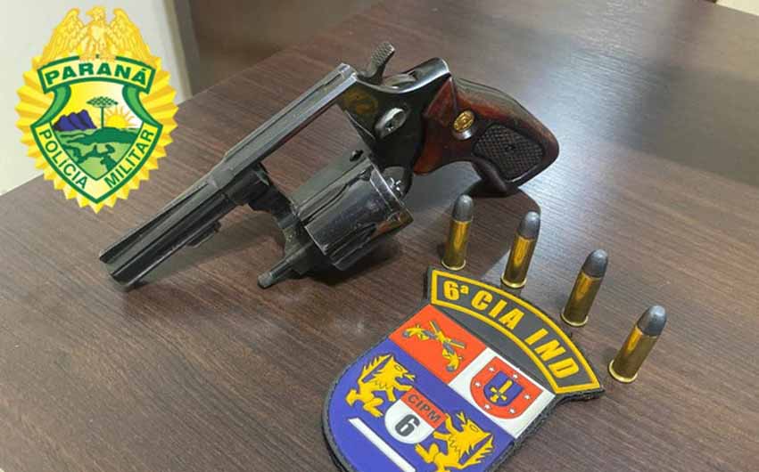 Homem é preso por porte ilegal de arma de fogo, em Arapuã