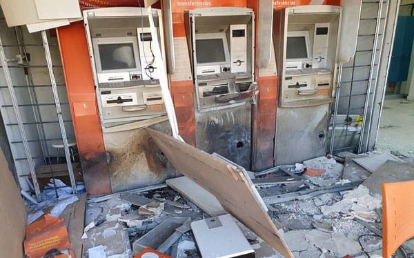 Criminosos explodem caixas eletrônicos em agência bancária no PR