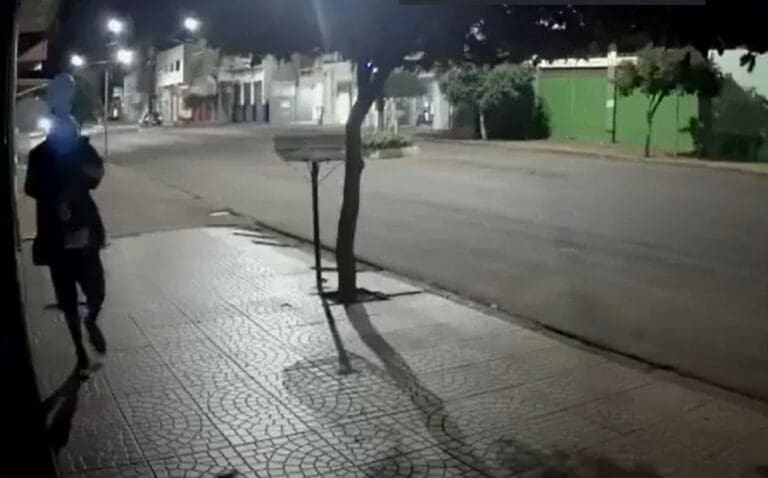 Em Jardim Alegre homem cobre o rosto com balão e furta câmera de monitoramento