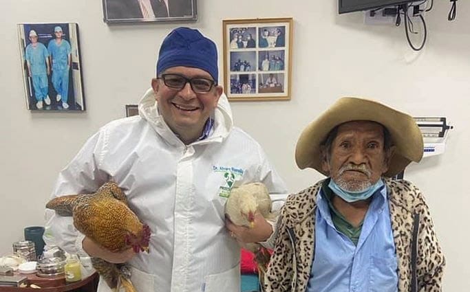 Idoso oferece galinhas como forma de pagamento por cirurgia