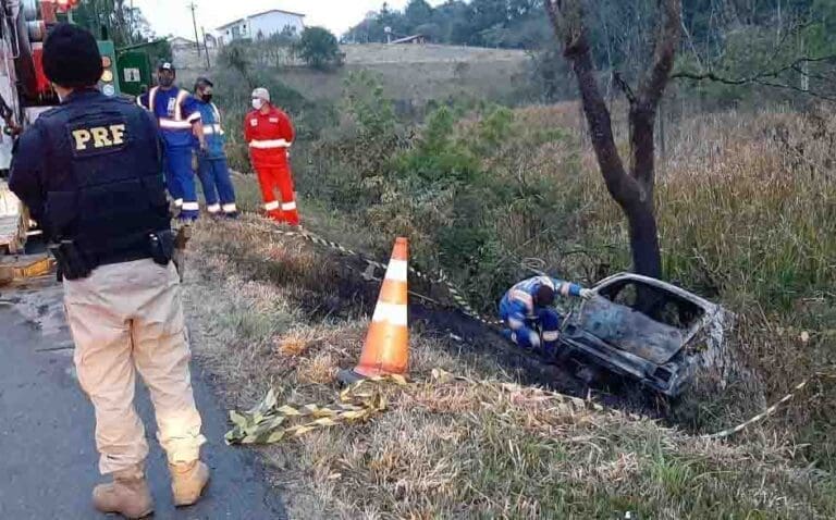 Mulher não consegue escapar das chamas em acidente com carro na BR-476