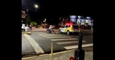 Policial militar do Paraná dá 'voadora' em motociclista infrator